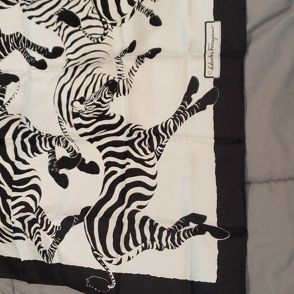 New salvatore Ferragamo silk scarf animal print - Picture 4 of 7